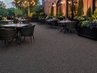 Restaurant patio in brown rubber surfacing